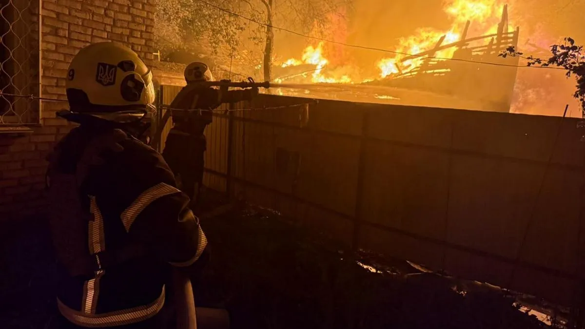 Київ оговтується після нічної атаки ворога: десятки поранених, вибиті вікна, палаючі будинки та авто