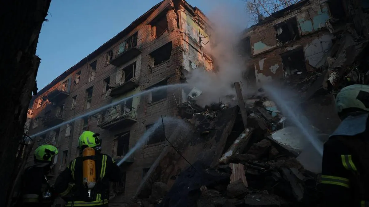 Під завалами шукають людей, є загиблі та поранені: Росія вдарила ракетами та дронами по Києву – кадри наслідків