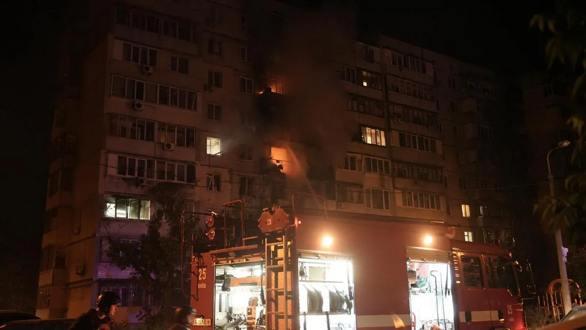 Росія завдала масованого удару по Києву: у кількох районах гасили пожежі, є постраждалі – фото та відео