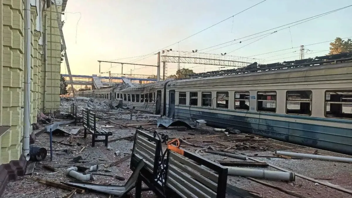 Майже тотальна руїна. Росіяни завдали масованого обстрілу залізничної станції Лозова: відео з місця події