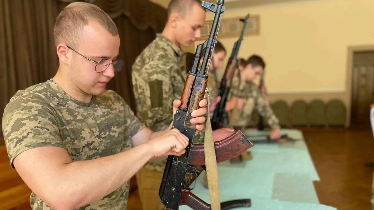 Міноборони оновлює підготовку до спротиву: відомо, з якого віку українців навчатимуть за новими правилами
