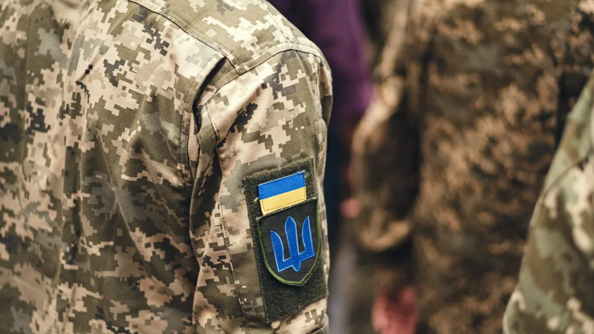 Київський ТЦК пояснив кадри з чоловіком у стяжках: що передувало скандальному фото