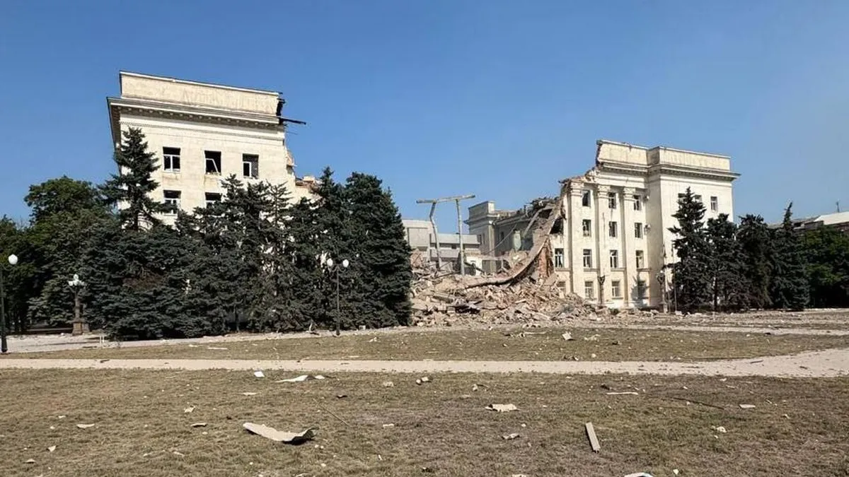 У мережі з’явилося відео, як росіяни вдарили КАБом по будівлі ОДА в Херсоні: моторошні кадри