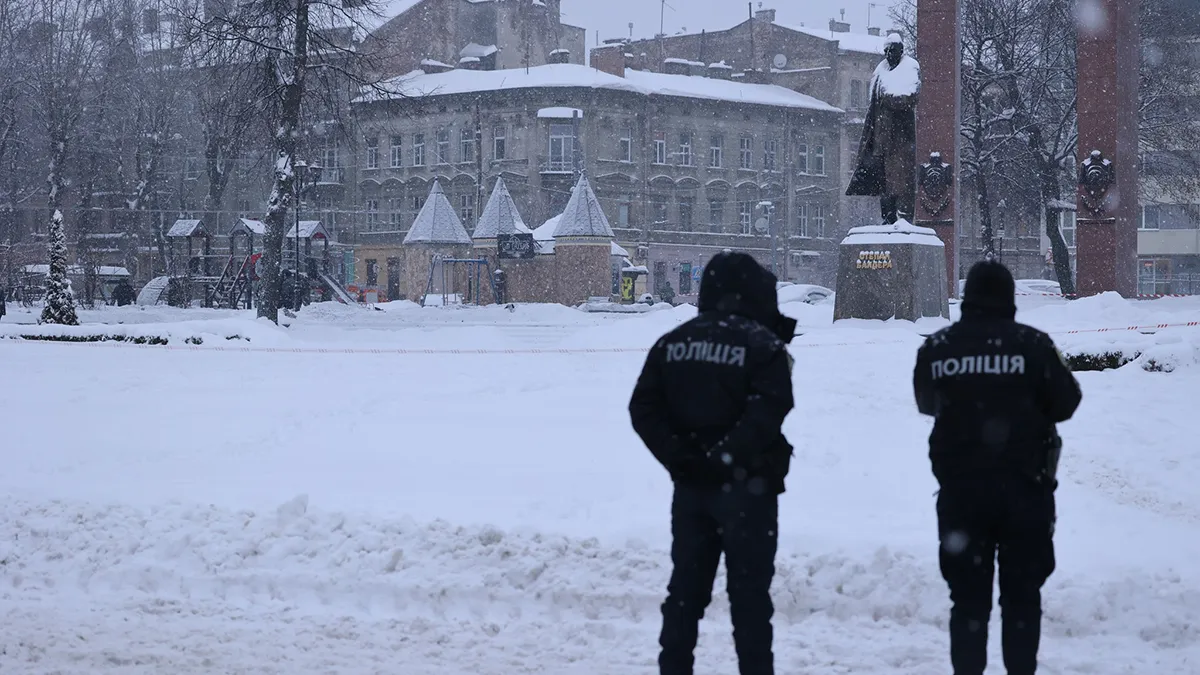 «А над головою якраз пролетіло»: відео зі львівською комунальницею під час прильоту підкорило мережу