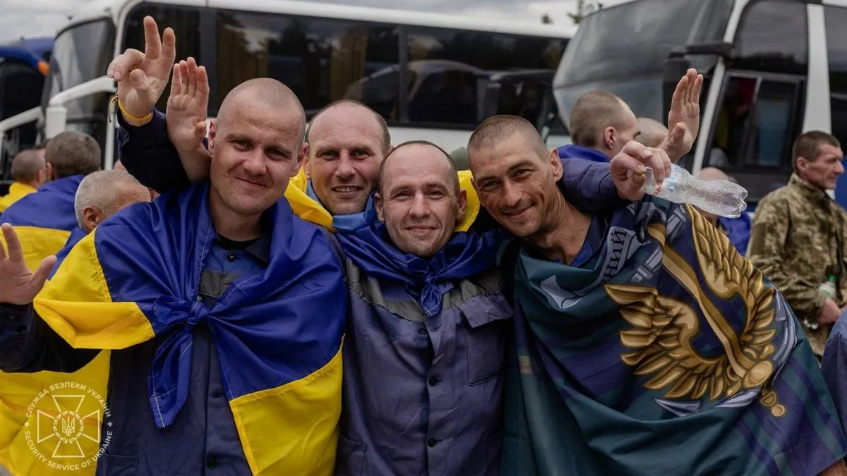 Ціни, курс долара та сили боротися з ворогом: про що запитують звільнені з полону українці 