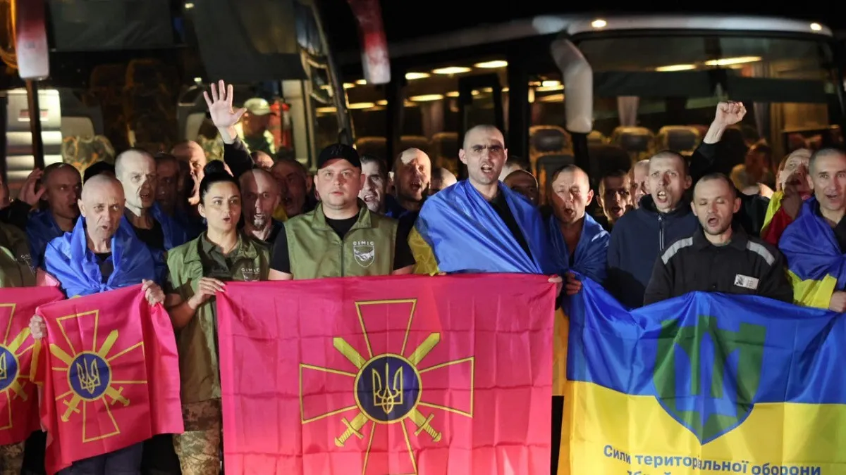 Відбувся новий обмін полоненими: серед визволених – останній захисник Зміїного – відео зустрічі бійців 