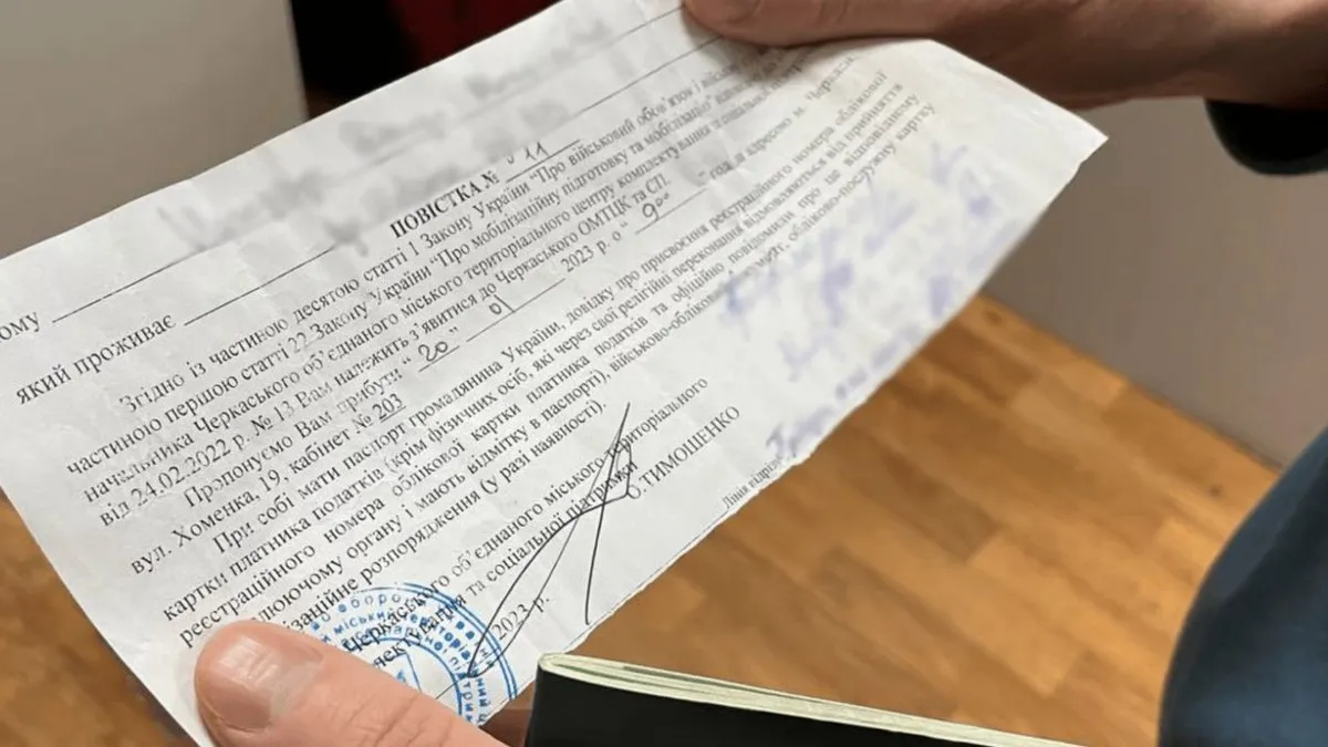 Повістка у консульстві: адвокатка пояснила, чи можуть їх вручати українцям у закордонних дипустановах