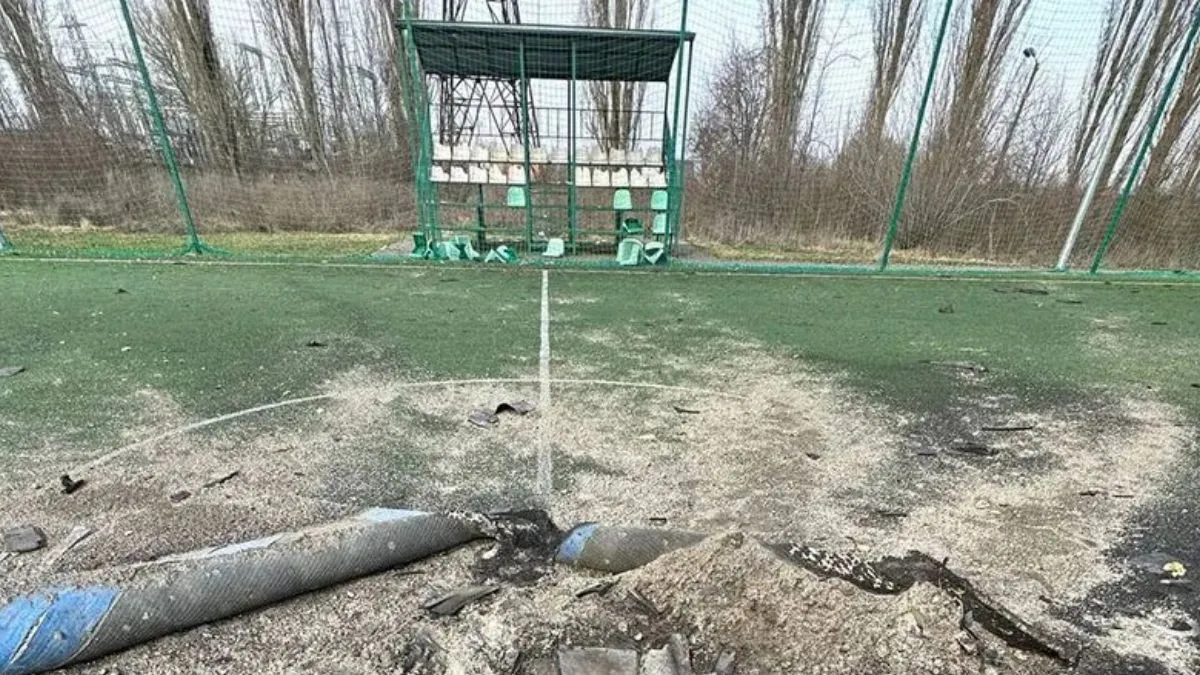 Росіяни поцілили бойовим дроном по стадіону в Полтаві: фото розруйнованої арени