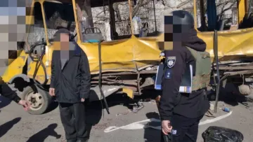 Війська РФ вдарили FPV-дроном по автобусу у Запоріжжі: в ОВА повідомило про 4-х постраждалих цивільних – відео