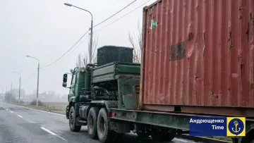 «Другий тиждень поспіль фіксуємо контейнери»: у Бердянську помітили таємничі перевезення окупантів