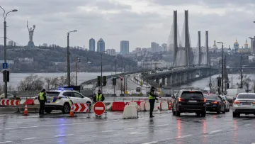 Київ скували затори після перекриття мостів: як зараз курсує громадський транспорт