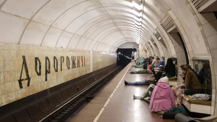 Кияни готуються до ночі в метро: РФ може застосувати різні типи ракет по столиці