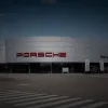 Біля аеропорту Бориспіль атаковано елітний автосалон: є постраждалі працівники
