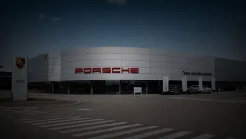 Біля аеропорту Бориспіль атаковано елітний автосалон: є постраждалі працівники