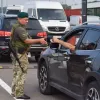 Кабмін дозволив виїзд за кордон чоловікам до 22 років: в уряді розповіли деталі