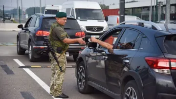 Кабмін дозволив виїзд за кордон чоловікам до 22 років: в уряді розповіли деталі