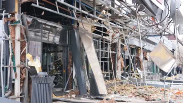 У Запоріжжі авіабомба влучила у супермаркет АТБ: постраждало щонайменше 4 людини – моторошні фото з місця події