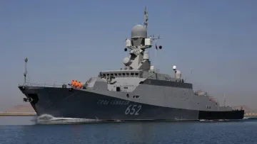 Бійці ГУР атакували російський корабель-ракетоносій біля берегів Криму: момент ударів показали на відео 