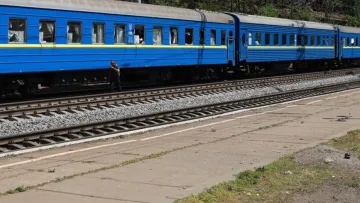 Росія завдала удару по Дніпропетровщині: є загиблі та поранені, пошкоджено пасажирський поїзд – відео 