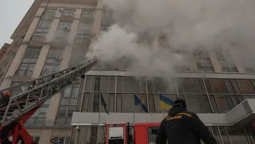 У центрі Києва палав готель: що відомо про пожежу на Хрещатику – інформація від КМДА та відео ДСНС