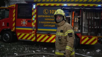 4 загиблих та 7 постраждалих, зокрема й дитина: війська РФ влучили дроном по офісній будівлі на Шулявці