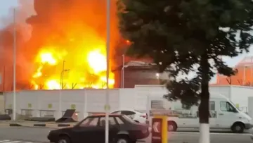 Вибухи біля аеропорту Сочі: дрони атакували нафтобазу в Адлері – відео масштабної пожежі