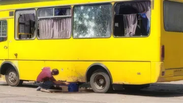 Росіяни прицільно вдарили бойовим дроном по маршрутці з людьми у Херсоні: поранено 5 людей, зокрема дитина