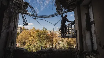 Росіяни обстріляли Харків КАБами, у місті палає пожежа, є постраждалі: що відомо на даний момент