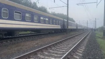 Потяг, що їхав з Дніпра до Києва спинився посеред плантації конопель: відома причина зупинки