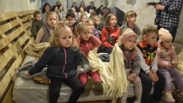 Дитина в істериці під час обстрілів? Поради психолога, як допомогти малечі без заспокійливих