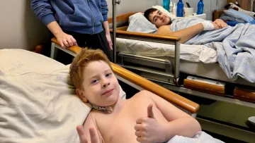 «На нових ніжках»: медики Охматдиту врятували братів, які вижили після танкового обстрілу Херсона росіянами