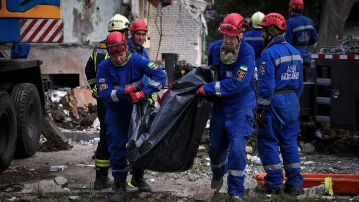 Рятувальні роботи завершено після атаки РФ на Київ: Зеленський повідомив про жертви, серед них – діти
