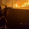Київ оговтується після нічної атаки ворога: десятки поранених, вибиті вікна, палаючі будинки та авто