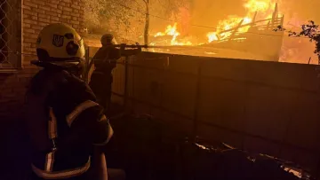 Київ оговтується після нічної атаки ворога: десятки поранених, вибиті вікна, палаючі будинки та авто