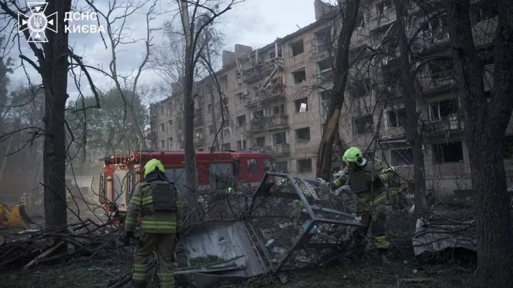Під завалами шукають людей: у Києві внаслідок російського удару багато загиблих та поранених 