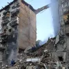 Зруйновано під’їзд багатоповерхівки, є багато загиблих і поранених: Росія вдарила по Києву – відео наслідків