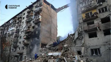 Зруйновано під’їзд багатоповерхівки, є багато загиблих і поранених: Росія вдарила по Києву – відео наслідків