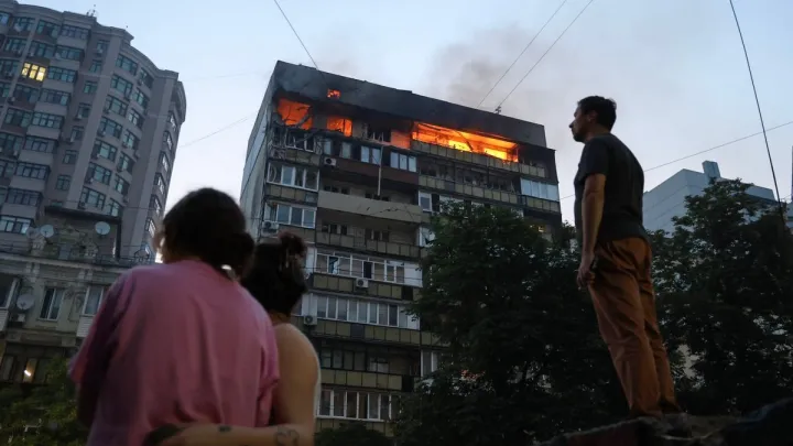 Росіяни обстріляли Київ у ніч на 10 липня: відомо про загиблих і знищену лікарню – фото та відео наслідків