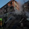 Під завалами шукають людей, є загиблі та поранені: Росія вдарила ракетами та дронами по Києву – кадри наслідків 