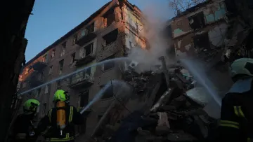 Під завалами шукають людей, є загиблі та поранені: Росія вдарила ракетами та дронами по Києву – кадри наслідків 