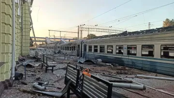 Майже тотальна руїна. Росіяни завдали масованого обстрілу залізничної станції Лозова: відео з місця події