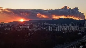 Постраждали нове відділення Укрпошти і виробництво піци: відео наслідків російської атаки на Львів