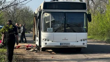 Удар росіян дроном по автобусу в Марганці: скільки загиблих та поранених, як відреагував Зеленський – що відомо