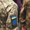 Київський ТЦК пояснив кадри з чоловіком у стяжках: що передувало скандальному фото