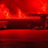 На Київщині перетворився на згарище хаб «Нової Пошти» в який поцілив БпЛА РФ: чи є жертви серед співробітників