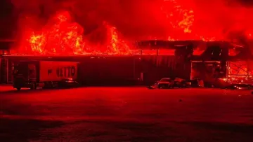На Київщині перетворився на згарище хаб «Нової Пошти» в який поцілив БпЛА РФ: чи є жертви серед співробітників