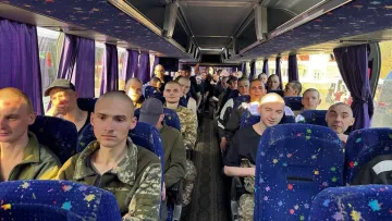 Обмін полоненими між Україною та Росією: Буданов показав зворушливе відео повернення наших захисників додому