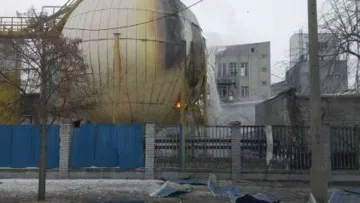 300 тонн олії залили вулиці Дніпра й паралізували рух: росіяни розбомбили завод, який належить американцям