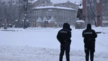 «А над головою якраз пролетіло»: відео зі львівською комунальницею під час прильоту підкорило мережу