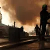 У Києві до цурки вигорів культовий книжковий ринок «Петрівка» в який поцілили війська РФ: фото зі згарища